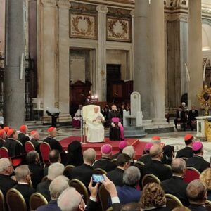 Francisco pede a ajuda de Maria pela paz: “Convertei os que alimentam o ódio”