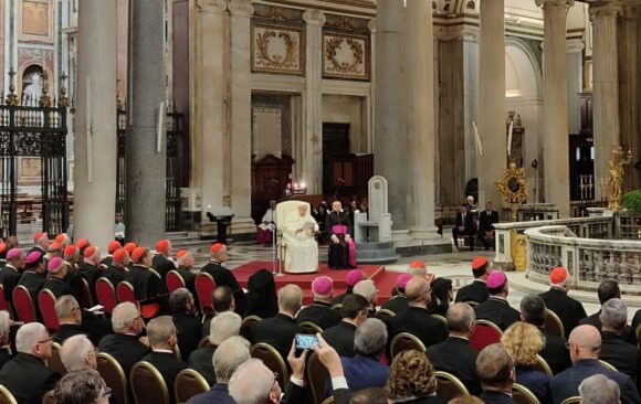 Francisco le pide socorro por la paz a María: “Convierte los corazones de quienes alimentan el odio”