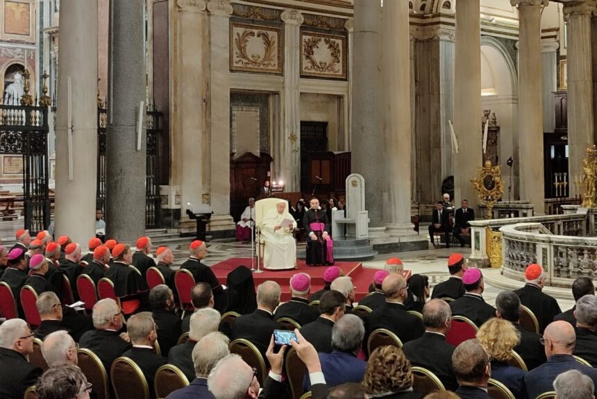 Francisco pede a ajuda de Maria pela paz: “Convertei os que alimentam o ódio”