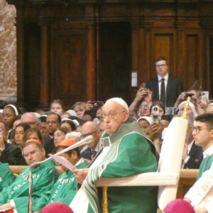 Francisco clausura el Sínodo llamando a la Iglesia a no estar sentada, muda, ciega o estática