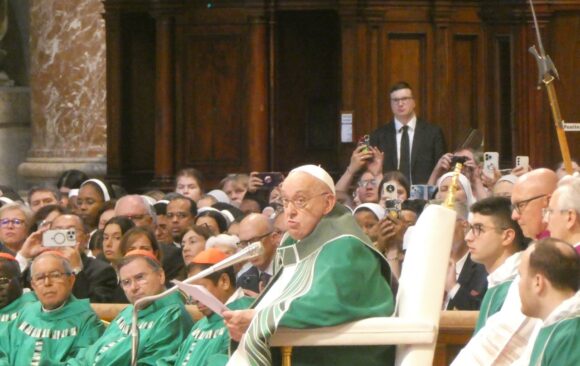 Francisco clausura el Sínodo llamando a la Iglesia a no estar sentada, muda, ciega o estática