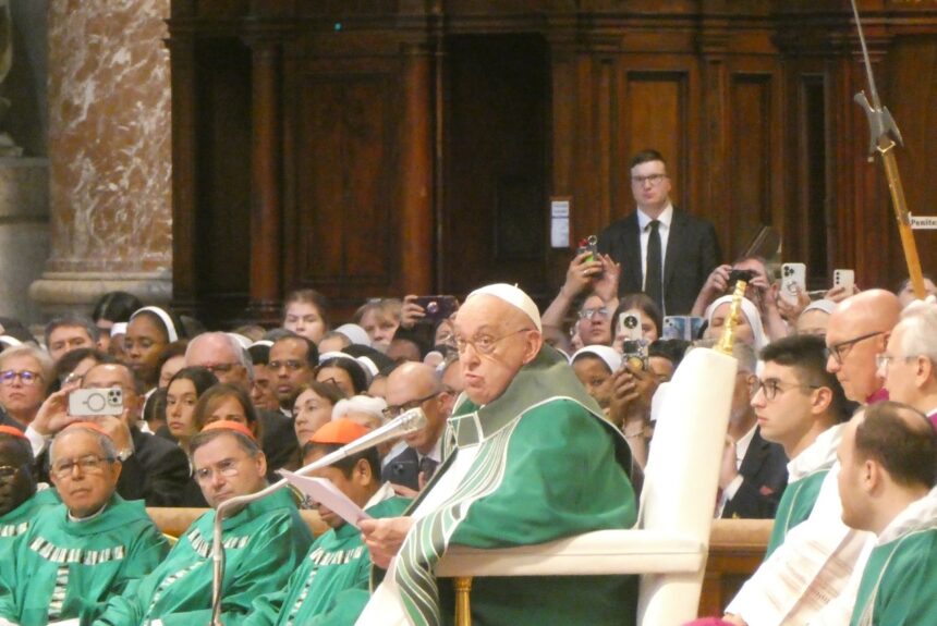 Francisco clausura el Sínodo llamando a la Iglesia a no estar sentada, muda, ciega o estática