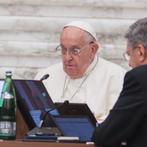 Francisco “La presencia en la Asamblea de miembros no obispos no disminuye la dimensión ‘episcopal’ de la Asamblea”