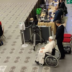 En la Iglesia sinodal, hasta el Papa aguarda para ocupar su lugar