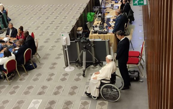 En la Iglesia sinodal, hasta el Papa aguarda para ocupar su lugar