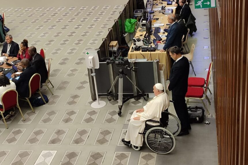 En la Iglesia sinodal, hasta el Papa aguarda para ocupar su lugar