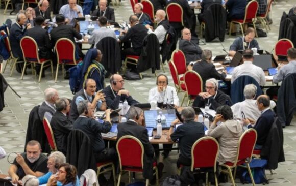 Sinodalizar, desparoquializar e desclericalizar : três verbos para sonhar com uma Igreja em caminho