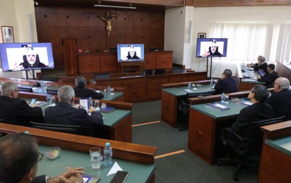 “A Igreja é e será sinodal”, explica o bispo Luis Marín de San Martín ao episcopado equatoriano sobre a fase de implementação do Sínodo