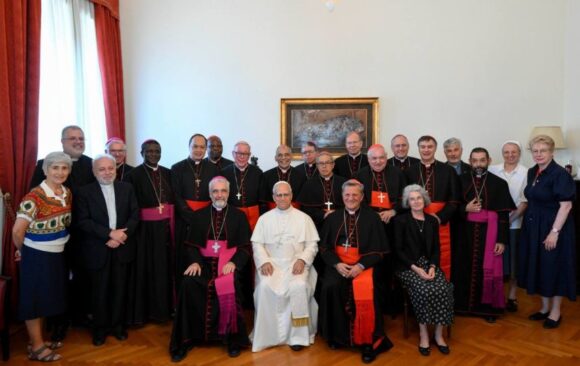 Papa León XIV se reúne con la Secretaría del Sínodo y alienta una Iglesia participativa y en comunión