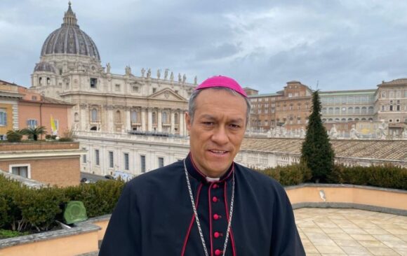 Mons. Lizardo Estrada invita a participar en el curso global Together para profundizar en el Documento Final del Sínodo