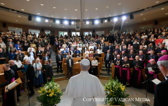 Cuaresma (67) En París, el Papa León XIV alienta a formar juntos “el pueblo vivo de la Iglesia”