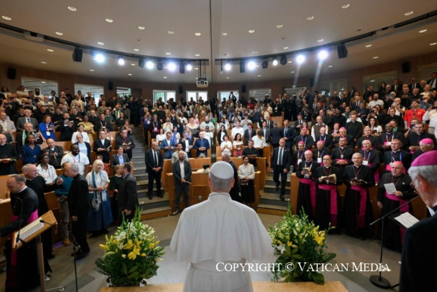 Cuaresma (67) En París, el Papa León XIV alienta a formar juntos “el pueblo vivo de la Iglesia”