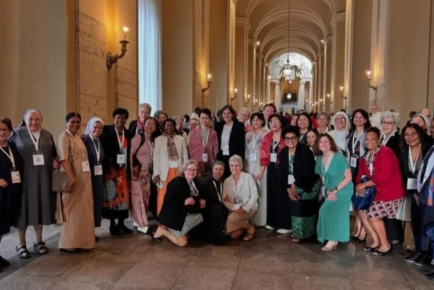 Mujeres-en-la-Segunda-Sesion-de-la-Asamblea-Sinodal-860x575 Rafael Luciani: “Sueño con conferencias episcopales que den voz a las mujeres”