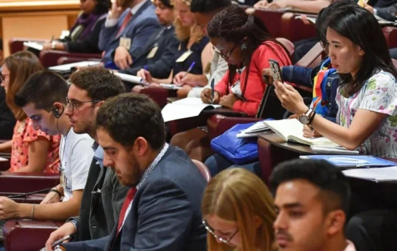 Young-catholic-synod-participants-e1792375008972-2048x1068 Desentrañando el «nudo consultivo» sobre los laicos